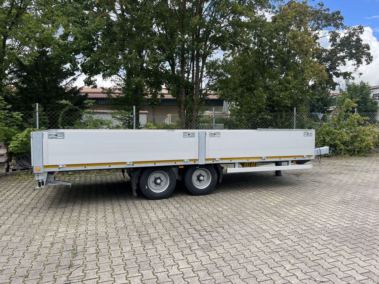 Möslein Tandem Pritsche- Tieflader mit Rungentaschen - Remorque porte-engin surbaissée: photos 4 Möslein Tandem Pritsche- Tieflader mit Rungentaschen - Remorque porte-engin surbaissée: photos 4