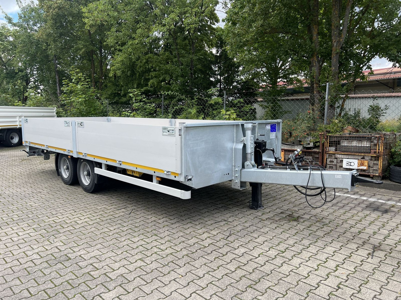 Möslein Tandem Pritsche- Tieflader mit Rungentaschen - Remorque porte-engin surbaissée: photos 2 Möslein Tandem Pritsche- Tieflader mit Rungentaschen - Remorque porte-engin surbaissée: photos 2
