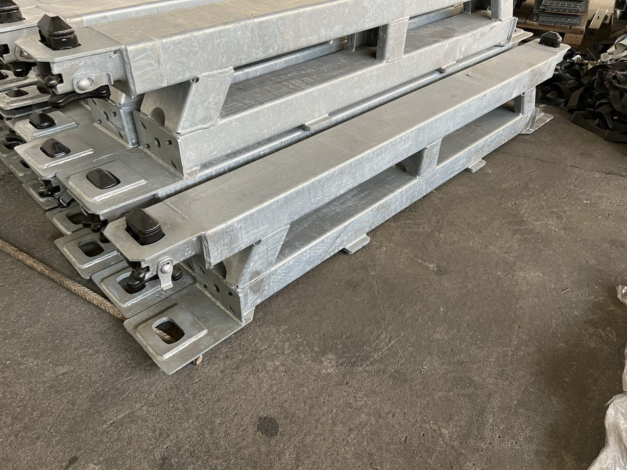 Müller Mitteltal Ausgleichsbock für Satteltieflader incl. Conatinerverschlüssen - Semi-remorque surbaissé: photos 4 Müller Mitteltal Ausgleichsbock für Satteltieflader incl. Conatinerverschlüssen - Semi-remorque surbaissé: photos 4