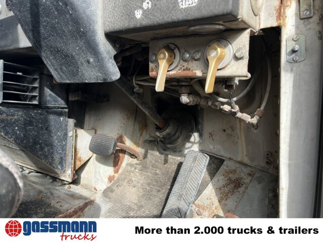 Saurer V5 4x2 - Camion plateau: photos 3 Saurer V5 4x2 - Camion plateau: photos 3