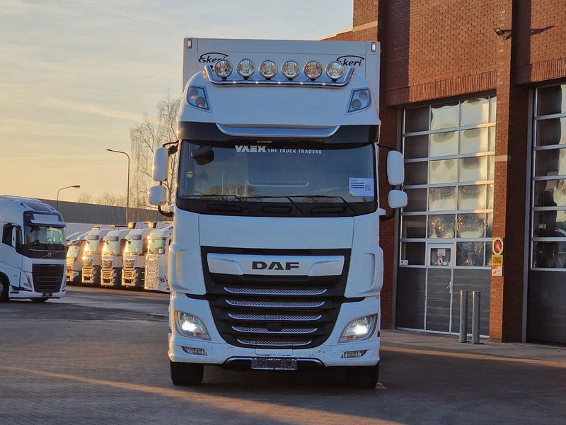 DAF XF 530 SuperSpaceCab 6x2*4 - Ekeri closed box - Loadlift -Steering axle - Full air - Camion fourgon: photos 2 DAF XF 530 SuperSpaceCab 6x2*4 - Ekeri closed box - Loadlift -Steering axle - Full air - Camion fourgon: photos 2