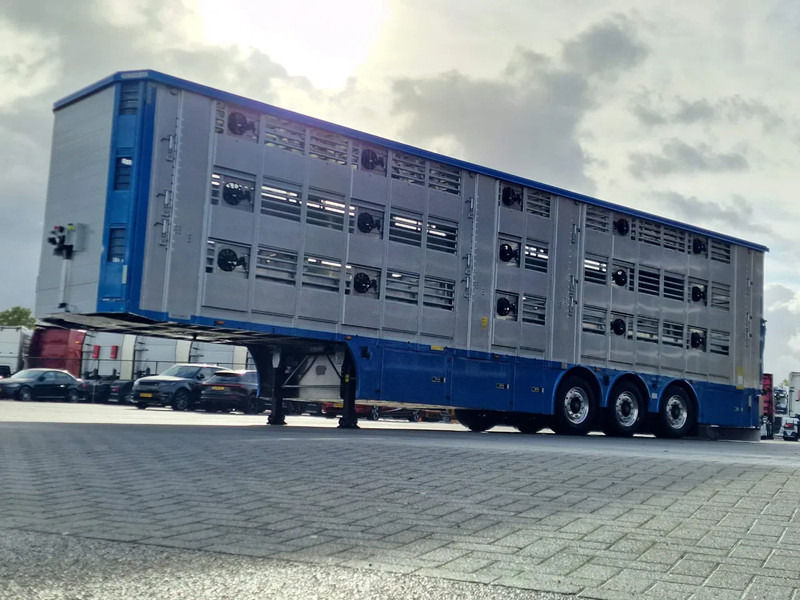 Pezzaioli New 3 stock livestock trailer 95.4M2 - Water & Ventilation - Lifting floors - Lifting roof - Lift axle - Semi-remorque bétaillère: photos 4 Pezzaioli New 3 stock livestock trailer 95.4M2 - Water & Ventilation - Lifting floors - Lifting roof - Lift axle - Semi-remorque bétaillère: photos 4