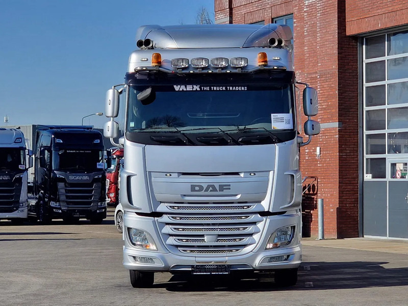 DAF XF 440 SpaceCab 4x2 - Full spoiler - Alloy wheels - Air horn - Light bar - Tracteur routier: photos 2 DAF XF 440 SpaceCab 4x2 - Full spoiler - Alloy wheels - Air horn - Light bar - Tracteur routier: photos 2