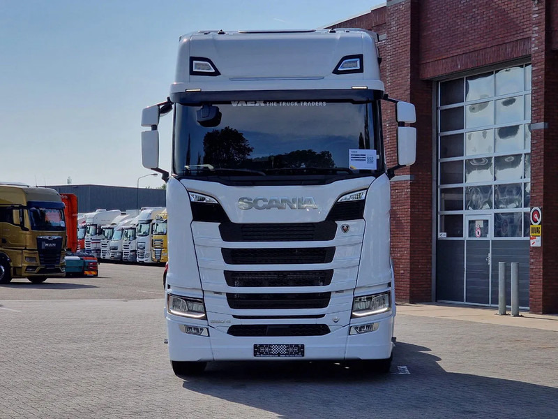 Scania 660S V8 NGS Highline 6x2/4 - New - Old dashboard - Full spec - Retarder - Night clima - Led - Leather - Navi - Tracteur routier: photos 2 Scania 660S V8 NGS Highline 6x2/4 - New - Old dashboard - Full spec - Retarder - Night clima - Led - Leather - Navi - Tracteur routier: photos 2