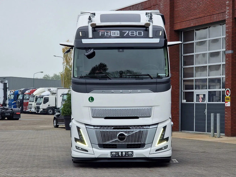 Volvo FH 16 780 Aero Globetrotter XL 4x2 - NEW - Full spec - Retarder - Full air - 2x tank - Tracteur routier: photos 2 Volvo FH 16 780 Aero Globetrotter XL 4x2 - NEW - Full spec - Retarder - Full air - 2x tank - Tracteur routier: photos 2