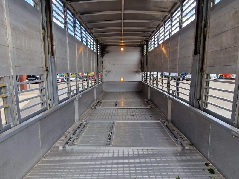 Camion bétaillère Volvo FM 250 4x- Livestock 2 deck - Lifting floors - Loadlift - Manual gearbox: photos 17 Camion bétaillère Volvo FM 250 4x- Livestock 2 deck - Lifting floors - Loadlift - Manual gearbox: photos 17