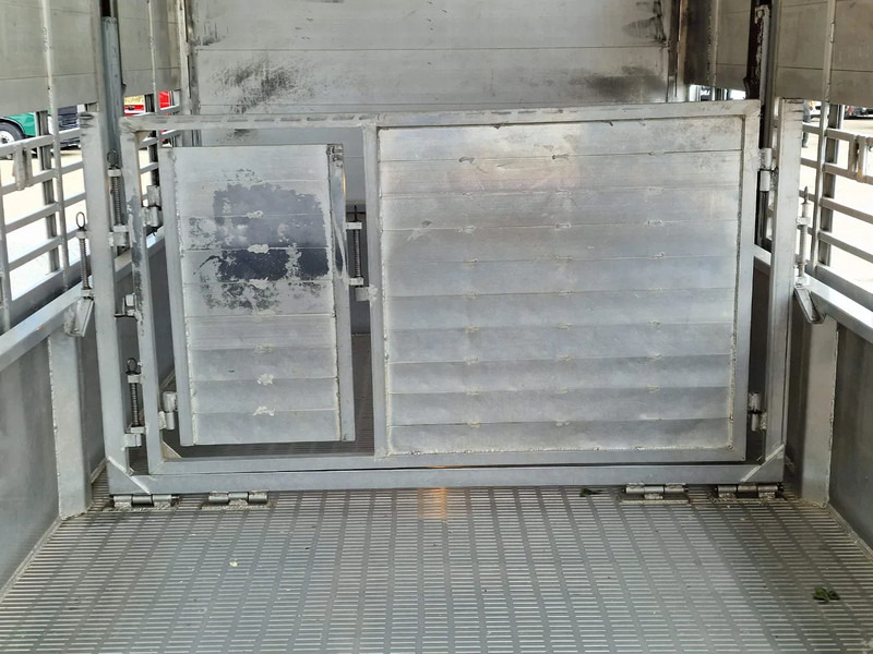 Camion bétaillère Volvo FM 250 4x- Livestock 2 deck - Lifting floors - Loadlift - Manual gearbox: photos 18 Camion bétaillère Volvo FM 250 4x- Livestock 2 deck - Lifting floors - Loadlift - Manual gearbox: photos 18