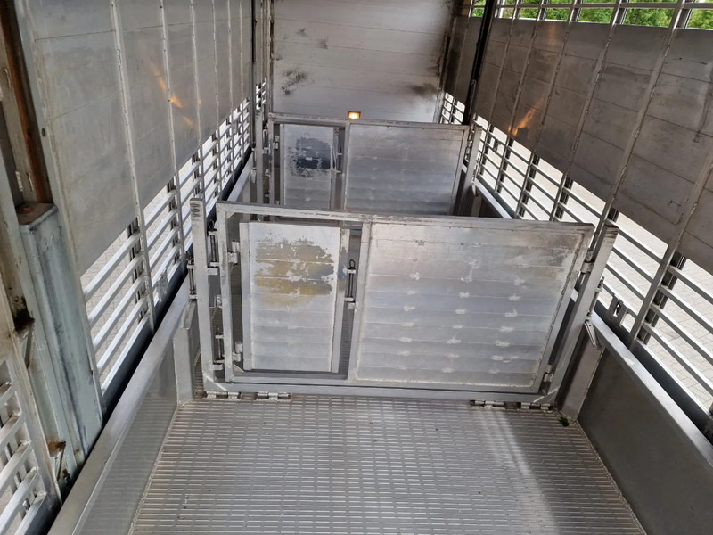 Camion bétaillère Volvo FM 250 4x- Livestock 2 deck - Lifting floors - Loadlift - Manual gearbox: photos 20 Camion bétaillère Volvo FM 250 4x- Livestock 2 deck - Lifting floors - Loadlift - Manual gearbox: photos 20