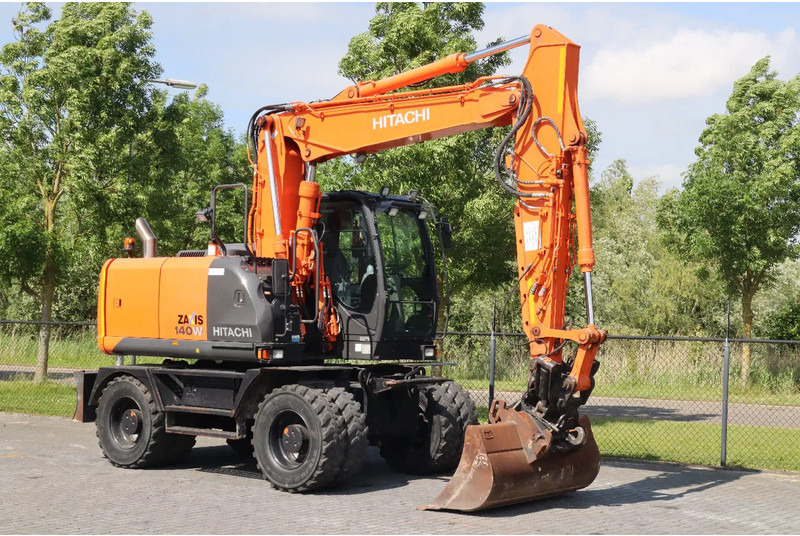 Hitachi ZX 140 W-5B | TILT QC | BUCKET | DOZER BLADE | DUTCH REG. - Pelle sur pneus: photos 5 Hitachi ZX 140 W-5B | TILT QC | BUCKET | DOZER BLADE | DUTCH REG. - Pelle sur pneus: photos 5