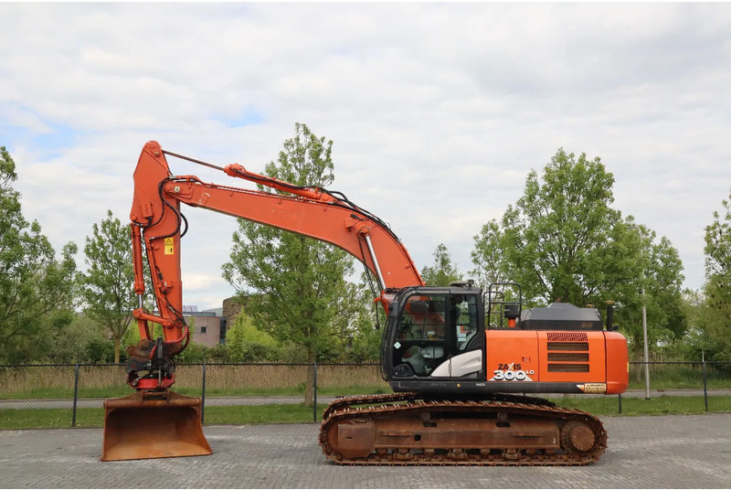 Hitachi ZX300 LC-6 | ROTOTILT | BUCKET | GPS - Pelle sur chenille: photos 1 Hitachi ZX300 LC-6 | ROTOTILT | BUCKET | GPS - Pelle sur chenille: photos 1