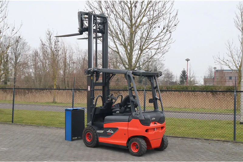 Linde E25 R-01 ROADSTER | DEMO | SIDESHIFT | FORK SPREADERS - Chariot élévateur électrique: photos 3 Linde E25 R-01 ROADSTER | DEMO | SIDESHIFT | FORK SPREADERS - Chariot élévateur électrique: photos 3