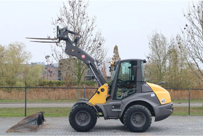 Mecalac AF 1050 | BUCKET | FORKS | HYDR. QUICK COUPLER - Chargeuse sur pneus: photos 1 Mecalac AF 1050 | BUCKET | FORKS | HYDR. QUICK COUPLER - Chargeuse sur pneus: photos 1