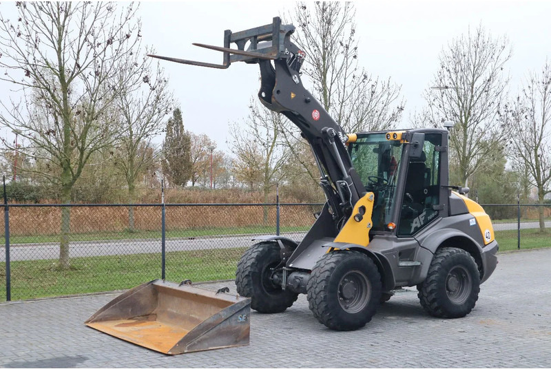 Mecalac AF 1050 | BUCKET | FORKS | HYDR. QUICK COUPLER - Chargeuse sur pneus: photos 2 Mecalac AF 1050 | BUCKET | FORKS | HYDR. QUICK COUPLER - Chargeuse sur pneus: photos 2