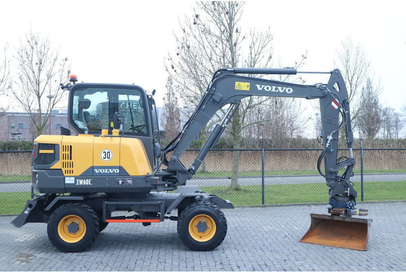 Volvo EW 60 E | DEMO | 30 KM/H | ROTOTILT + GRIPPER | BUCKET - Pelle sur pneus: photos 4 Volvo EW 60 E | DEMO | 30 KM/H | ROTOTILT + GRIPPER | BUCKET - Pelle sur pneus: photos 4
