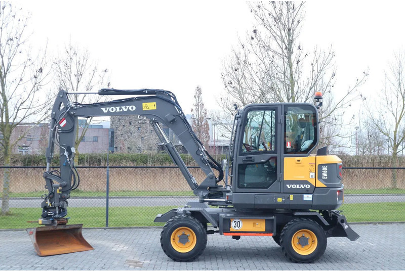 Volvo EW60E | DEMO | 30 KM/H | ROTOTILT + GRIPPER | BUCKET - Pelle sur pneus: photos 1 Volvo EW60E | DEMO | 30 KM/H | ROTOTILT + GRIPPER | BUCKET - Pelle sur pneus: photos 1