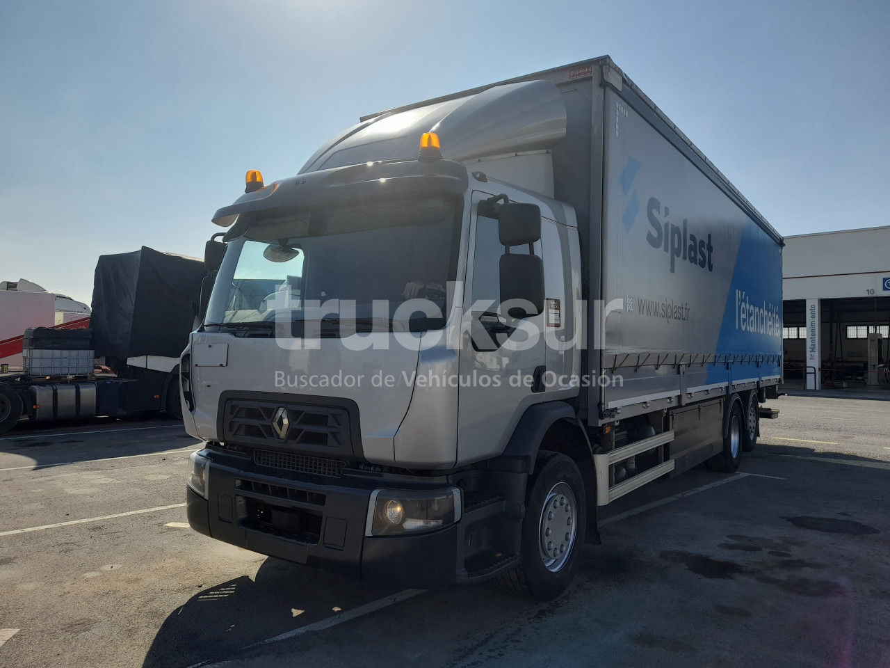 RENAULT D320.26 ejes 6x2*4 - Camion à rideaux coulissants: photos 2 RENAULT D320.26 ejes 6x2*4 - Camion à rideaux coulissants: photos 2