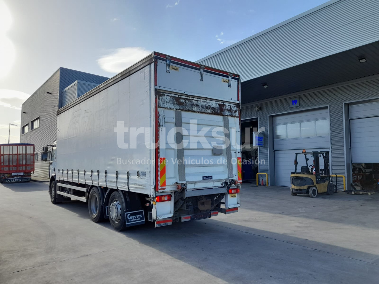 RENAULT D320 ejes 6x2*4 - Camion à rideaux coulissants: photos 4 RENAULT D320 ejes 6x2*4 - Camion à rideaux coulissants: photos 4