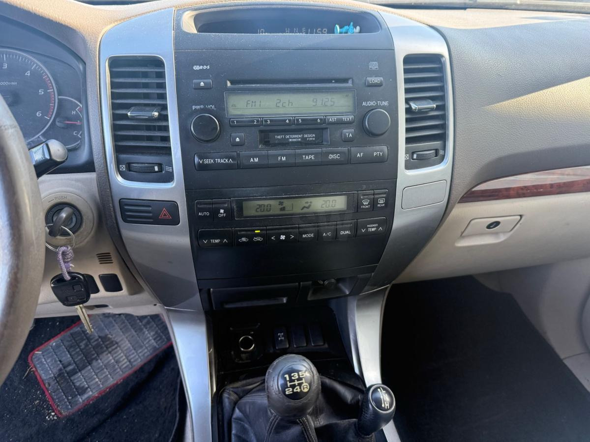 SUV Toyota Land Cruiser: photos 12