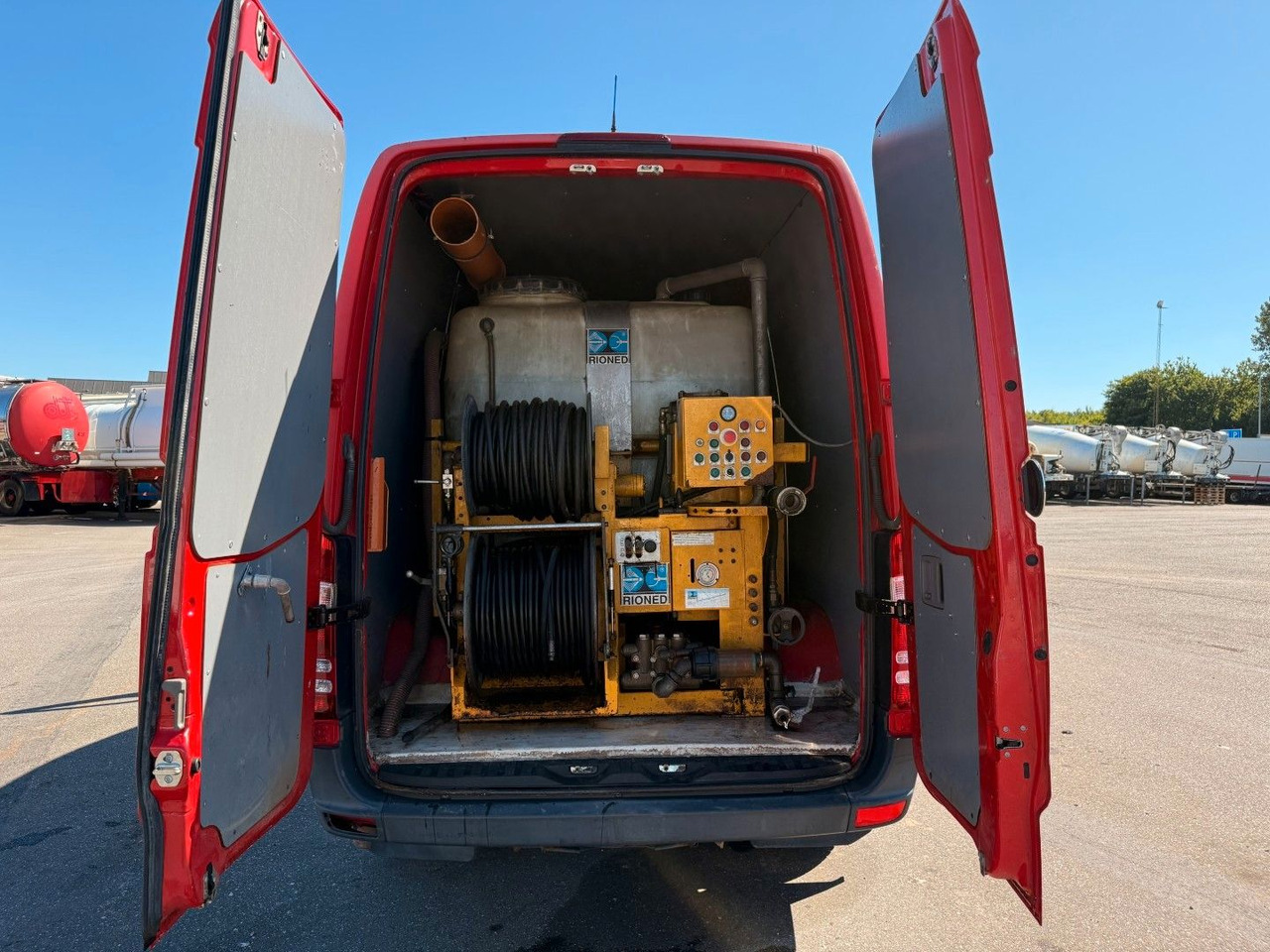 Mercedes-Benz Sprinter 516 CDI Rioned High Pressure - Camion hydrocureur: photos 1 Mercedes-Benz Sprinter 516 CDI Rioned High Pressure - Camion hydrocureur: photos 1
