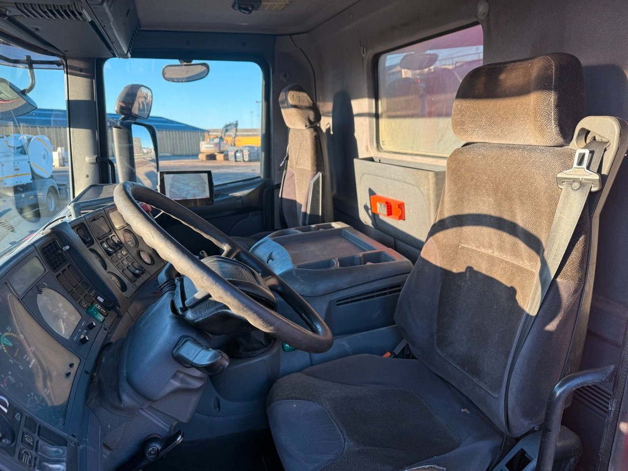 Scania 114/380 8x2*6 Assmann 14 m3 Vacuumtruck - Camion hydrocureur: photos 5 Scania 114/380 8x2*6 Assmann 14 m3 Vacuumtruck - Camion hydrocureur: photos 5