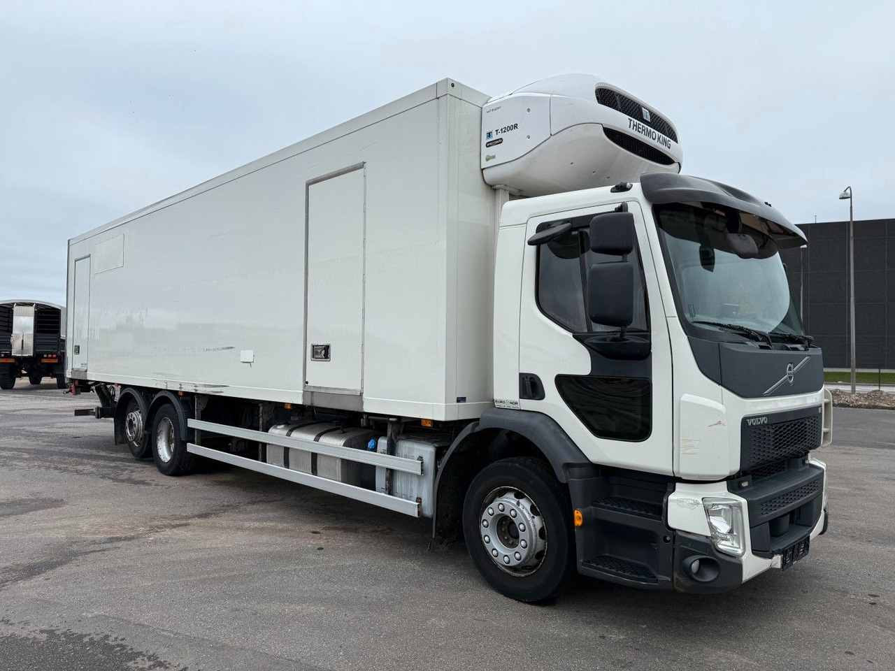 Volvo FE320 6x2*4 TK T1200-R Spectrum 9,80 m. koffer - Camion frigorifique: photos 2 Volvo FE320 6x2*4 TK T1200-R Spectrum 9,80 m. koffer - Camion frigorifique: photos 2