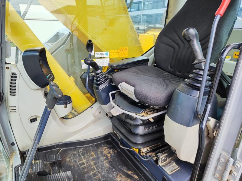 New Holland E235B SR-2 - Pelle sur chenille: photos 5 New Holland E235B SR-2 - Pelle sur chenille: photos 5