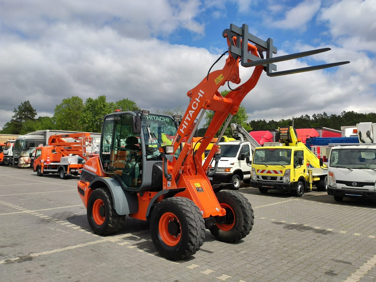 Hitachi ZW75 Wheel Loader Szybko-Złącze Widły Stan Bardzo Dobry - Chargeuse sur pneus: photos 2 Hitachi ZW75 Wheel Loader Szybko-Złącze Widły Stan Bardzo Dobry - Chargeuse sur pneus: photos 2