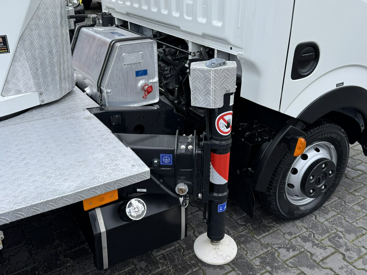 Camion avec nacelle Nissan Cabstar: photos 20