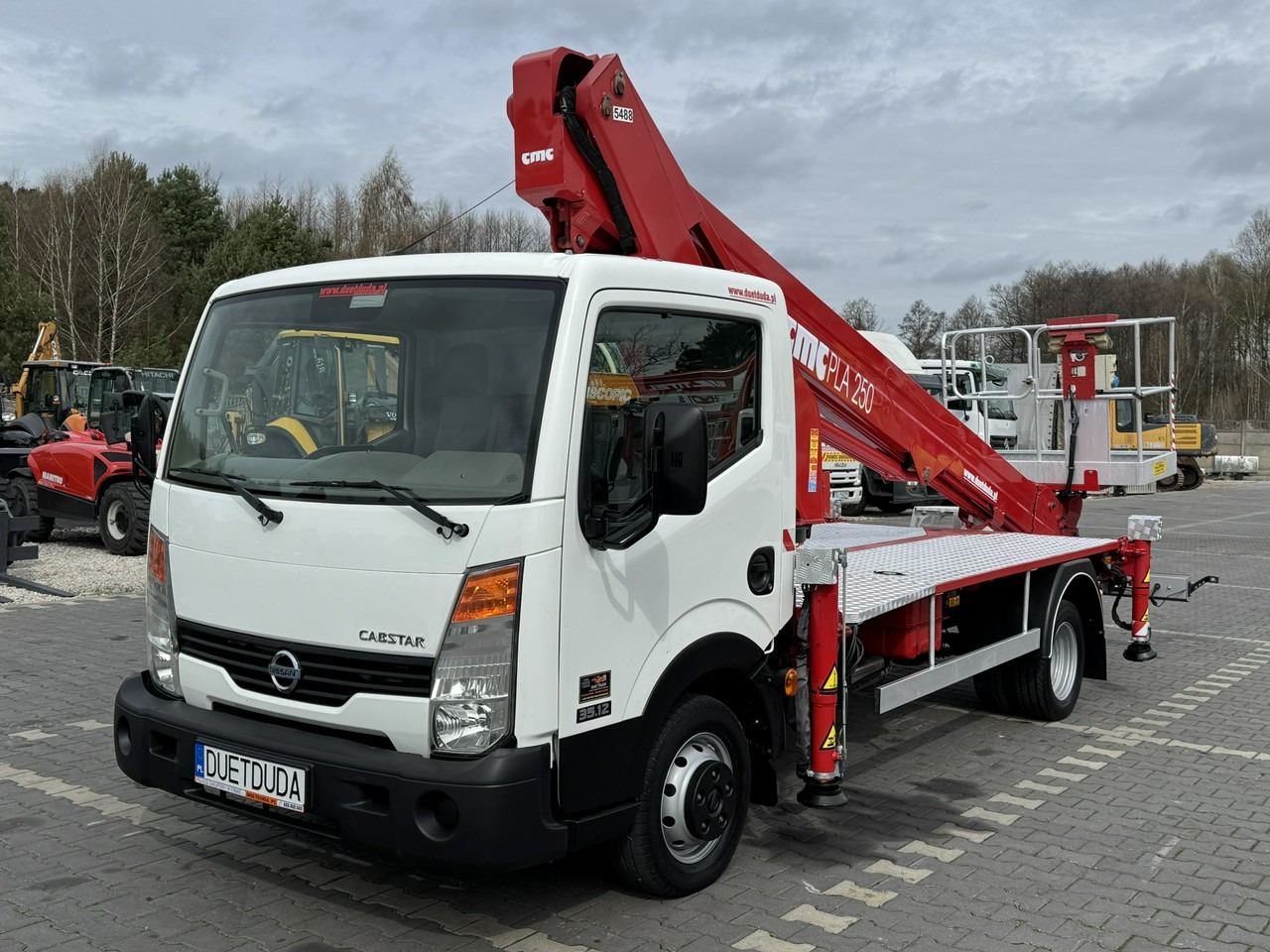 Nissan Cabstar - Camion avec nacelle: photos 4 Nissan Cabstar - Camion avec nacelle: photos 4