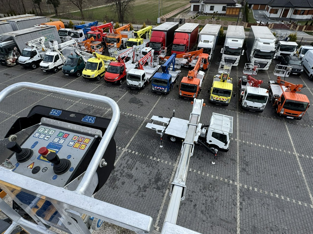 Camion avec nacelle Nissan Cabstar: photos 14