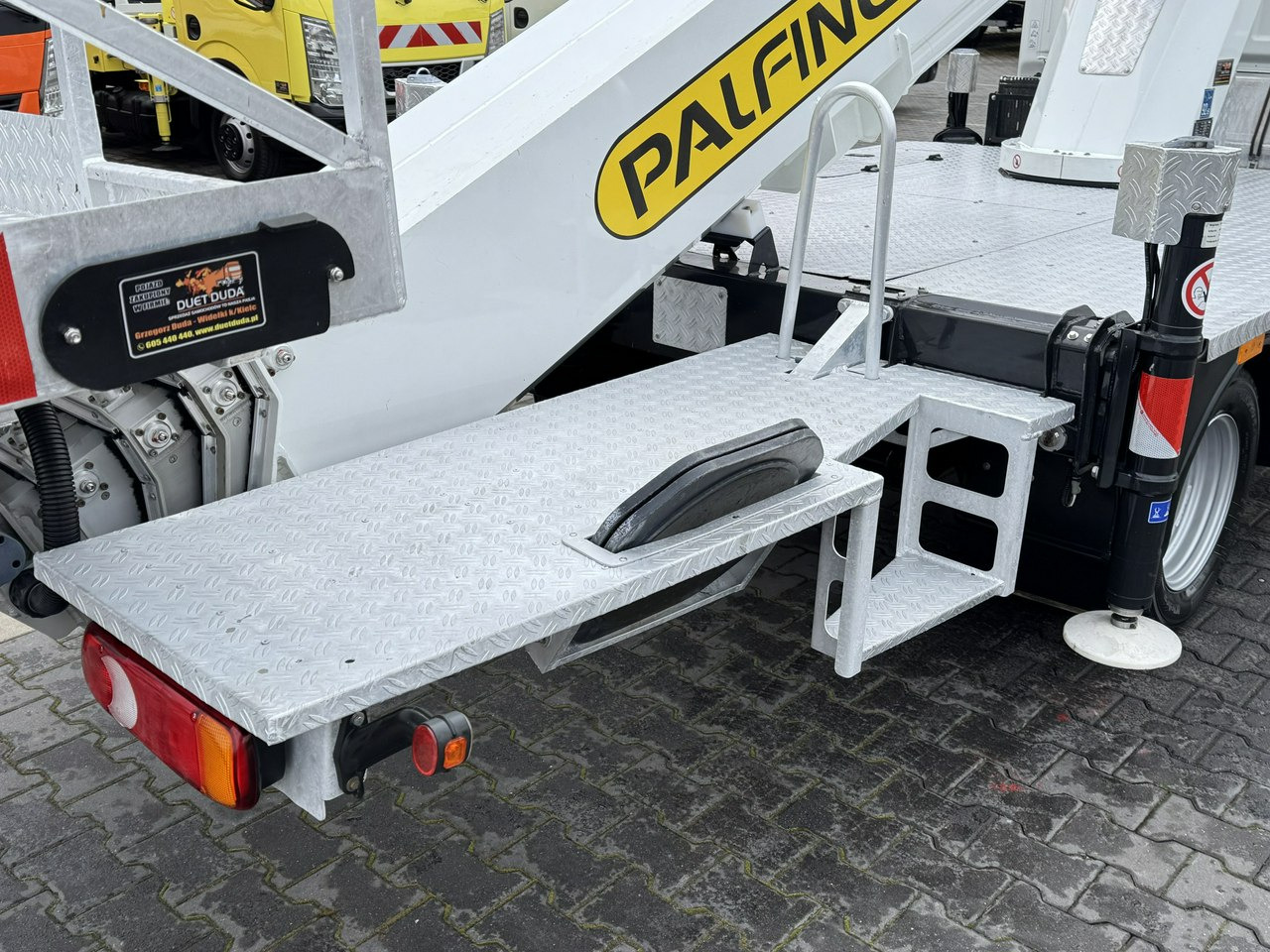 Camion avec nacelle Nissan Cabstar: photos 23