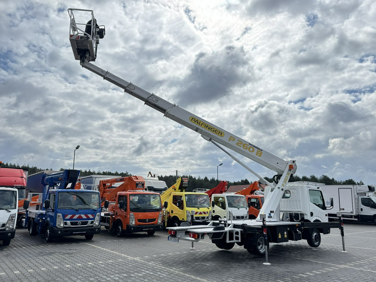 Camion avec nacelle Nissan Cabstar: photos 22