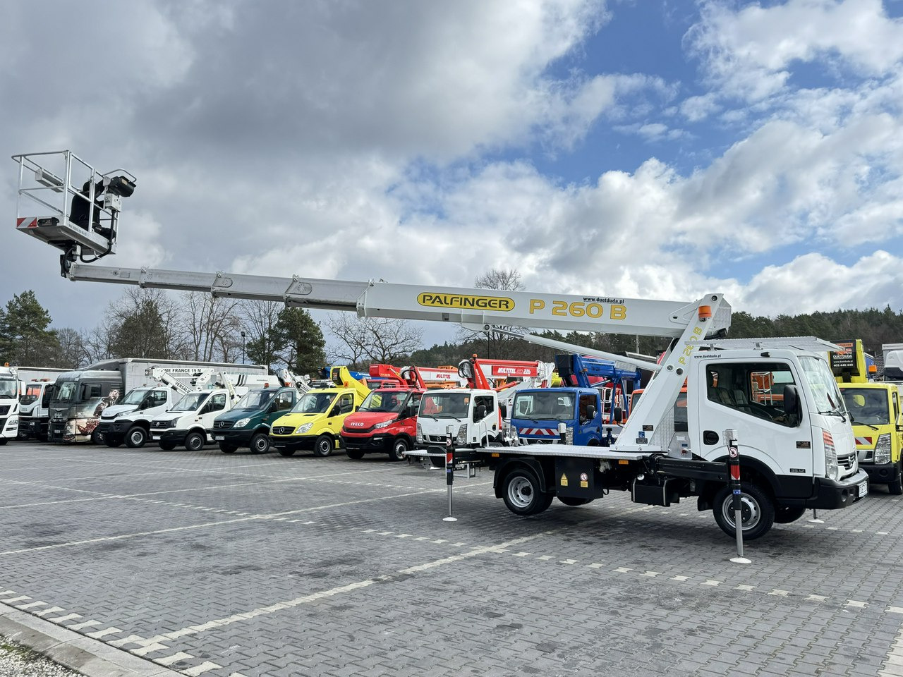 Camion avec nacelle Nissan Cabstar: photos 13