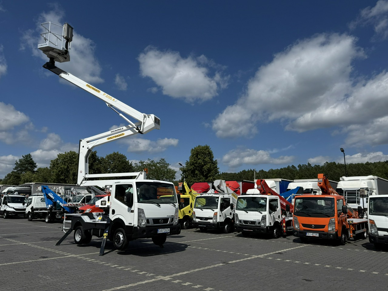 Nissan Cabstar - Camion avec nacelle: photos 5 Nissan Cabstar - Camion avec nacelle: photos 5