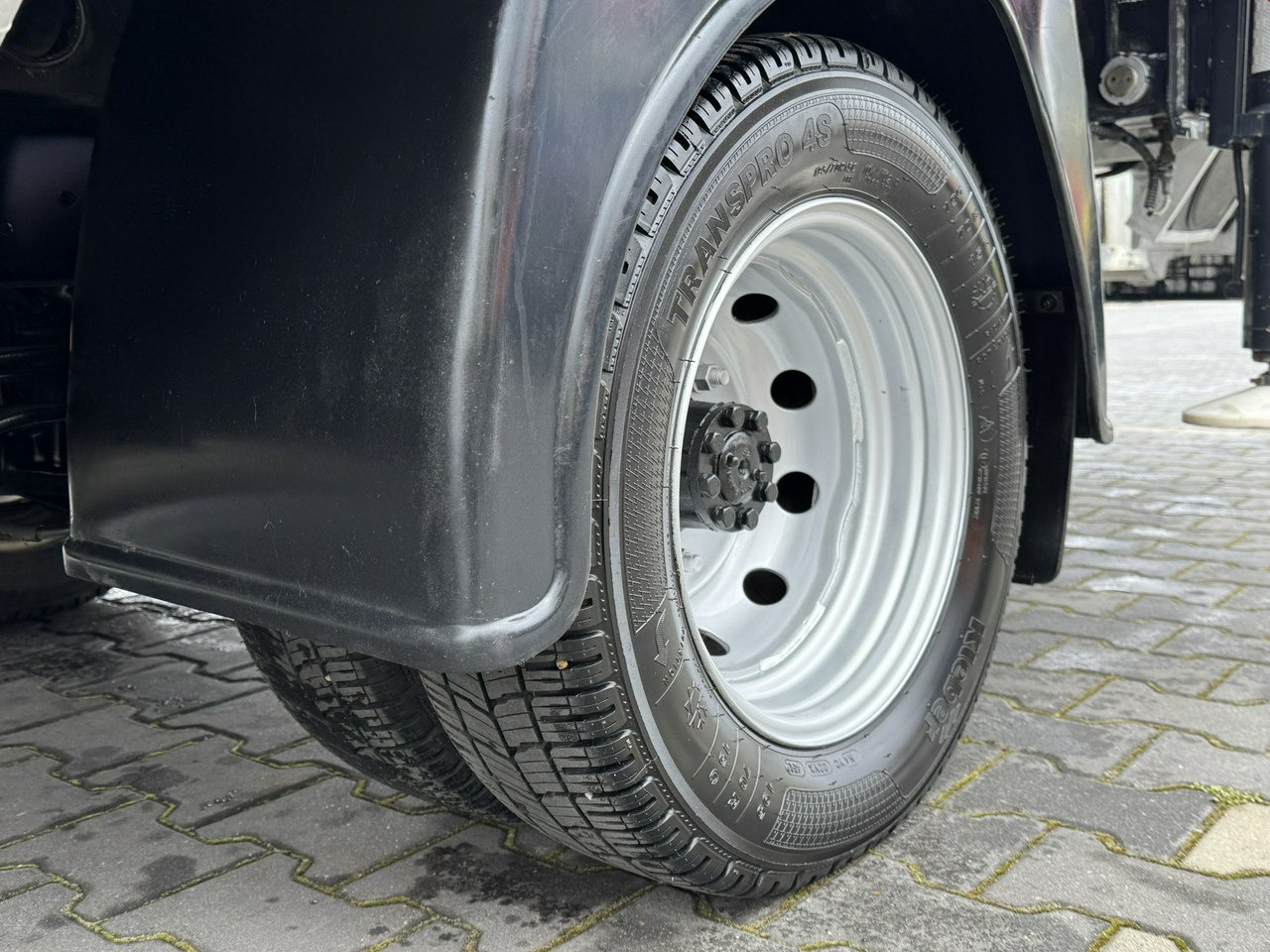 Camion avec nacelle Nissan Cabstar: photos 12