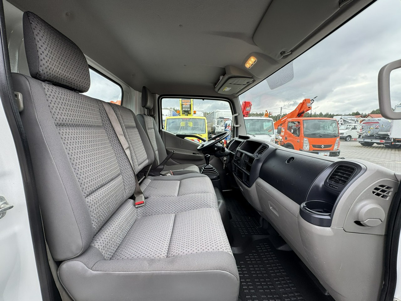 Camion avec nacelle Nissan Cabstar: photos 31