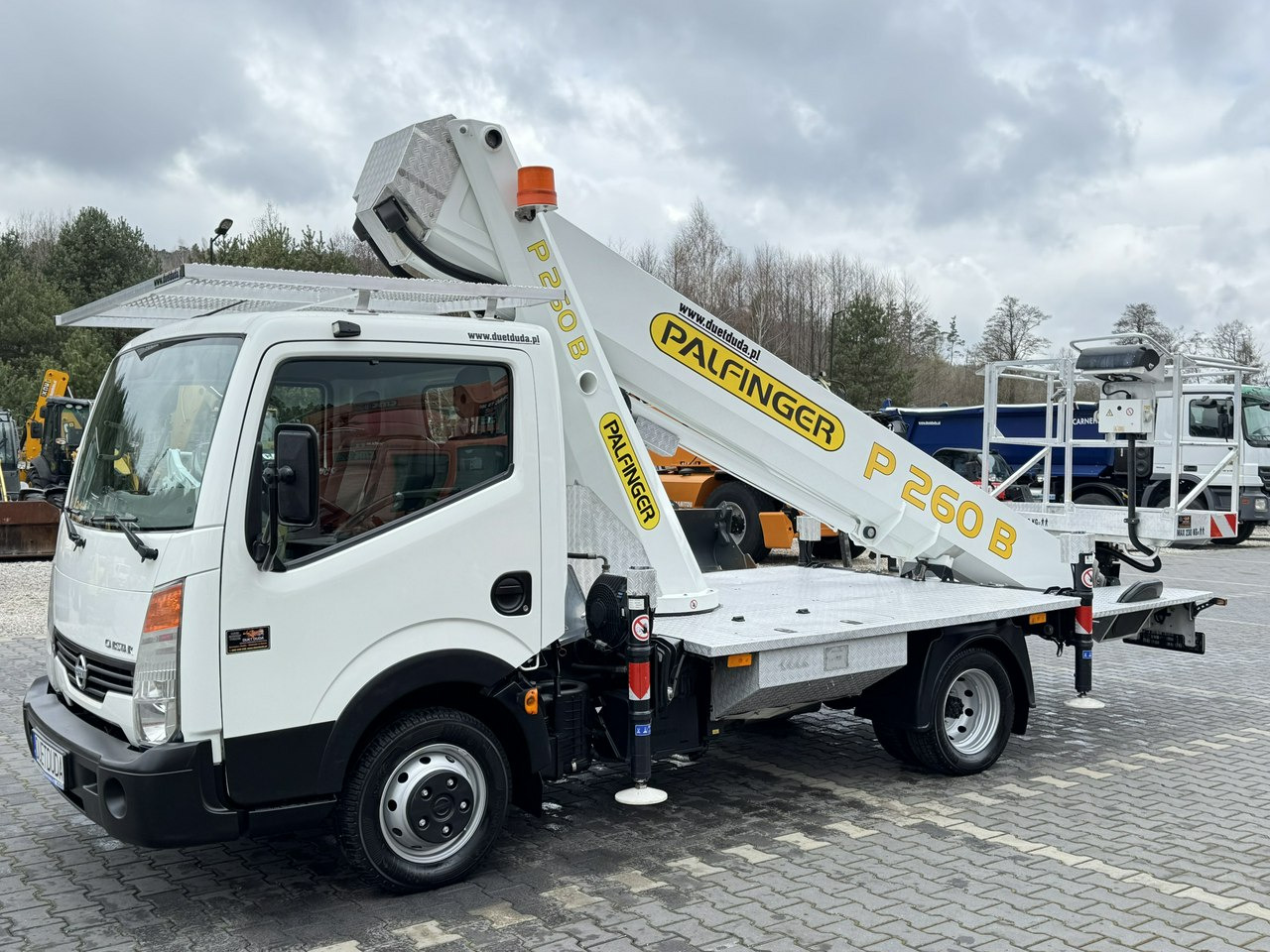 Camion avec nacelle Nissan Cabstar: photos 8
