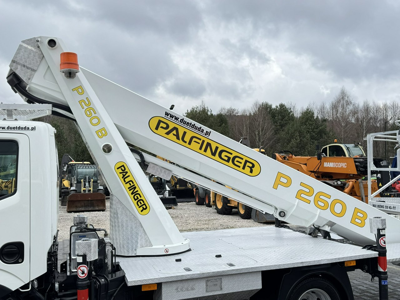 Camion avec nacelle Nissan Cabstar: photos 10