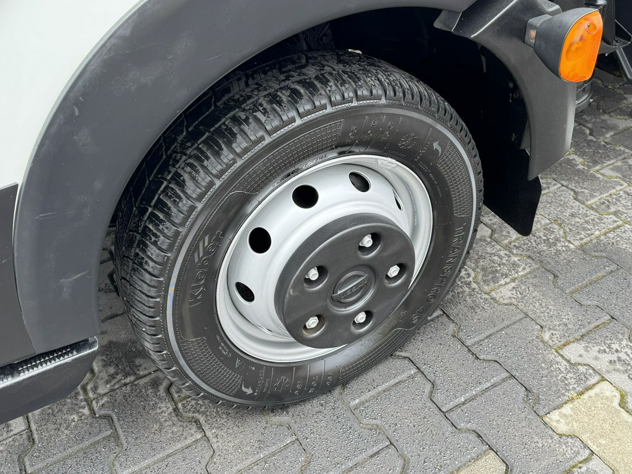 Camion avec nacelle Nissan Cabstar: photos 9