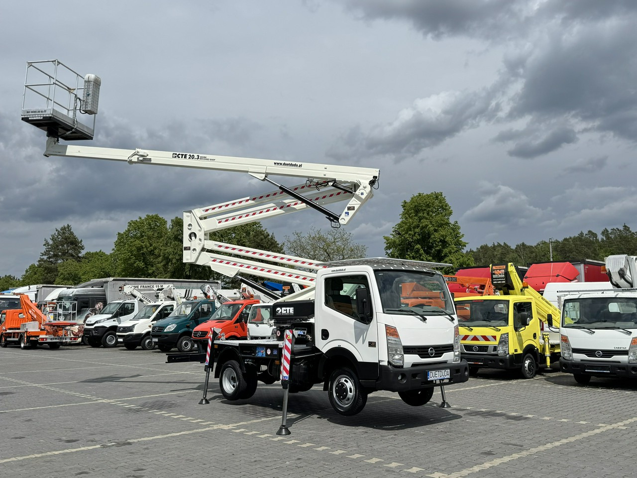 Nissan Cabstar - Camion avec nacelle: photos 3 Nissan Cabstar - Camion avec nacelle: photos 3