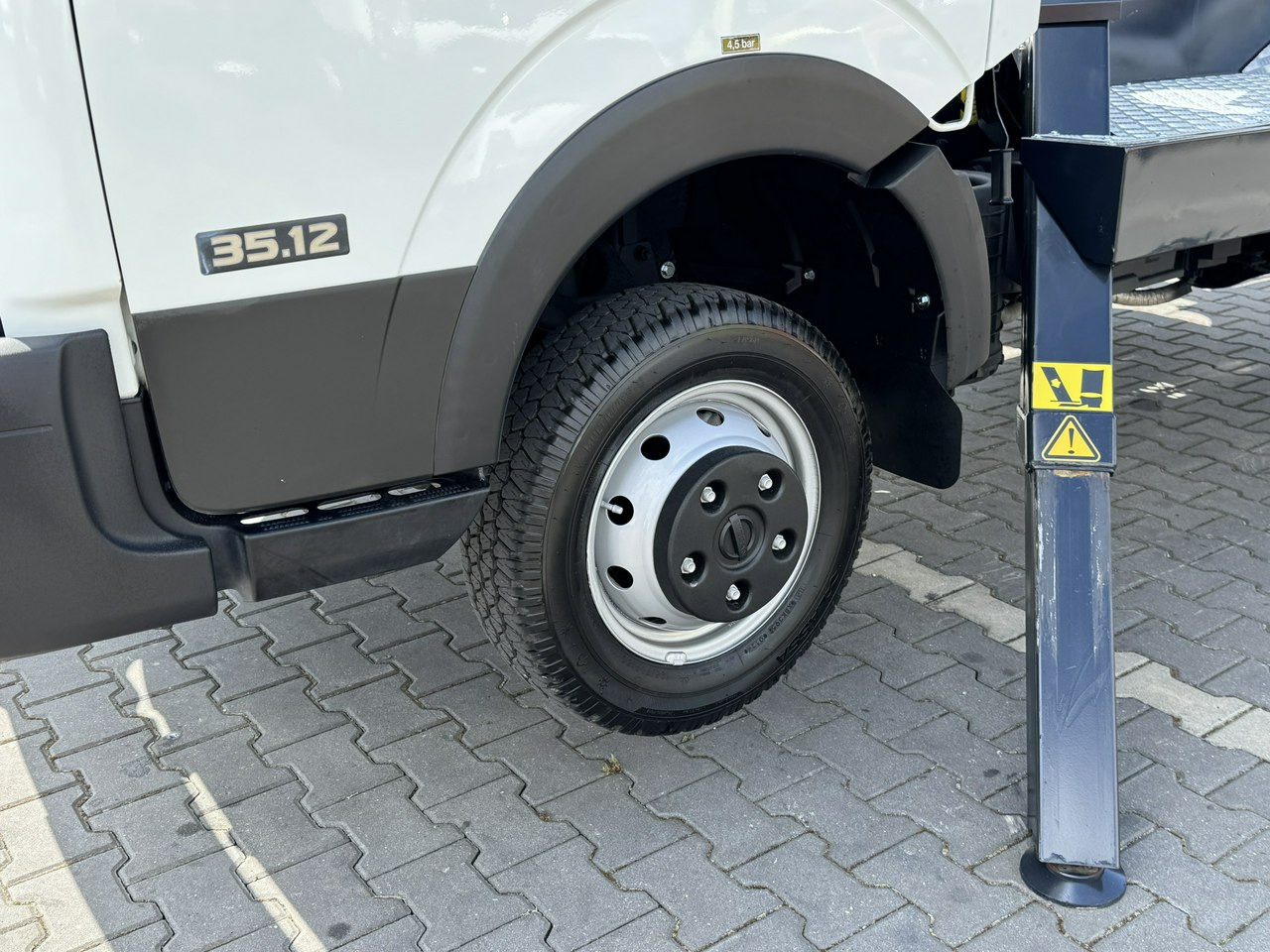 Nissan Cabstar - Camion avec nacelle: photos 4 Nissan Cabstar - Camion avec nacelle: photos 4