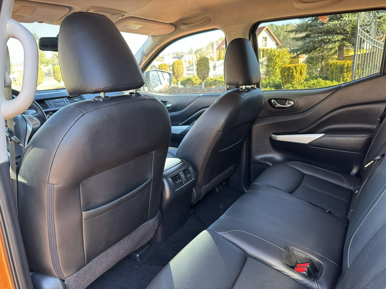 Pick-up Nissan Navara: photos 34