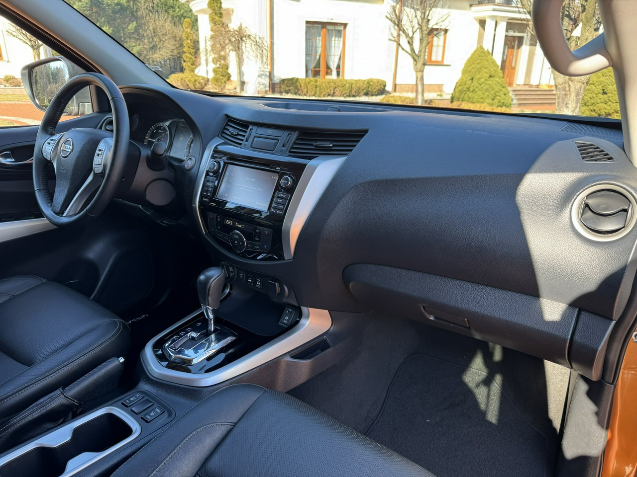 Pick-up Nissan Navara: photos 40