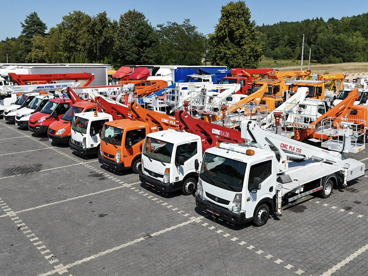 Nissan Zwyżka Podnośnik Koszowy 4X4 CABSTAR MAXITY SPRINTER - Camion avec nacelle: photos 1 Nissan Zwyżka Podnośnik Koszowy 4X4 CABSTAR MAXITY SPRINTER - Camion avec nacelle: photos 1