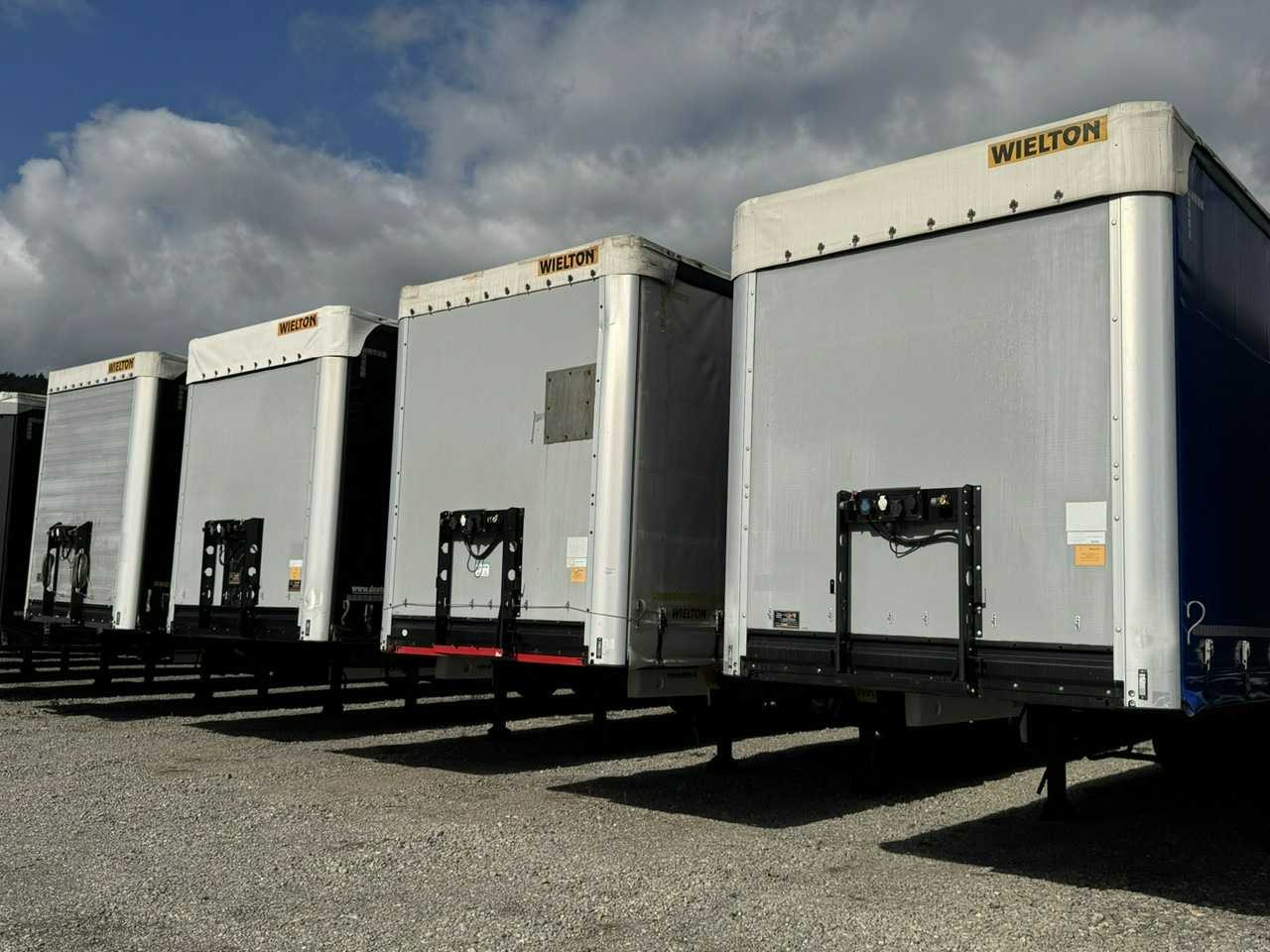 Wielton Standard Osie SAF - Semi-remorque rideaux coulissants: photos 1 Wielton Standard Osie SAF - Semi-remorque rideaux coulissants: photos 1