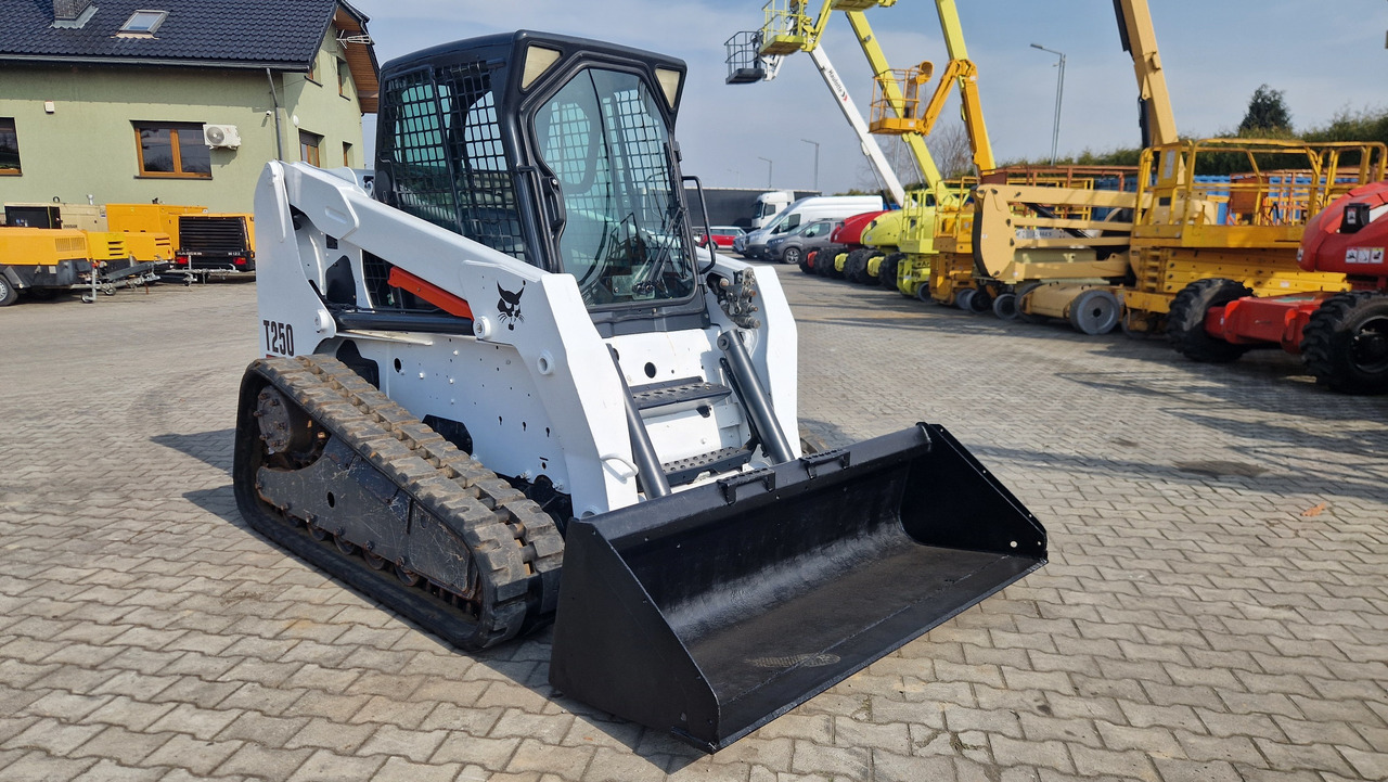 BOBCAT T 250 - Chargeuse compacte sur chenilles: photos 4 BOBCAT T 250 - Chargeuse compacte sur chenilles: photos 4
