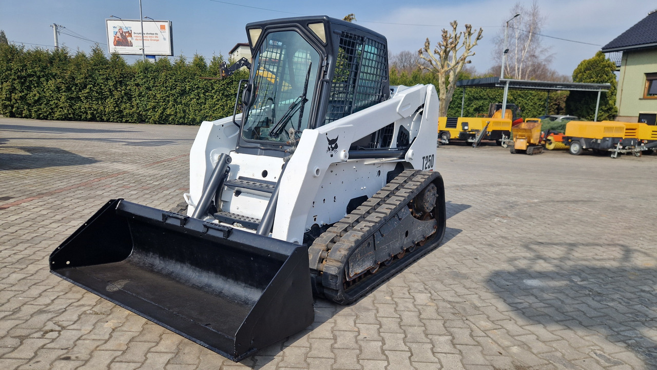 BOBCAT T 250 - Chargeuse compacte sur chenilles: photos 5 BOBCAT T 250 - Chargeuse compacte sur chenilles: photos 5