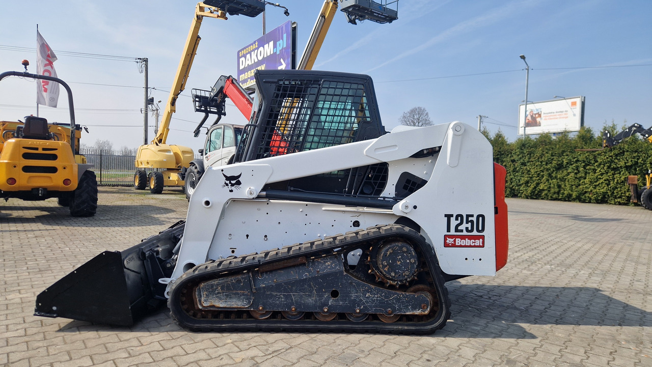 BOBCAT T 250 - Chargeuse compacte sur chenilles: photos 1 BOBCAT T 250 - Chargeuse compacte sur chenilles: photos 1