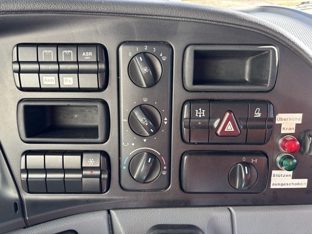 Camion plateau, Camion grue Mercedes-Benz 1832 L / Terex 85.2-A3 Faltkran: photos 17