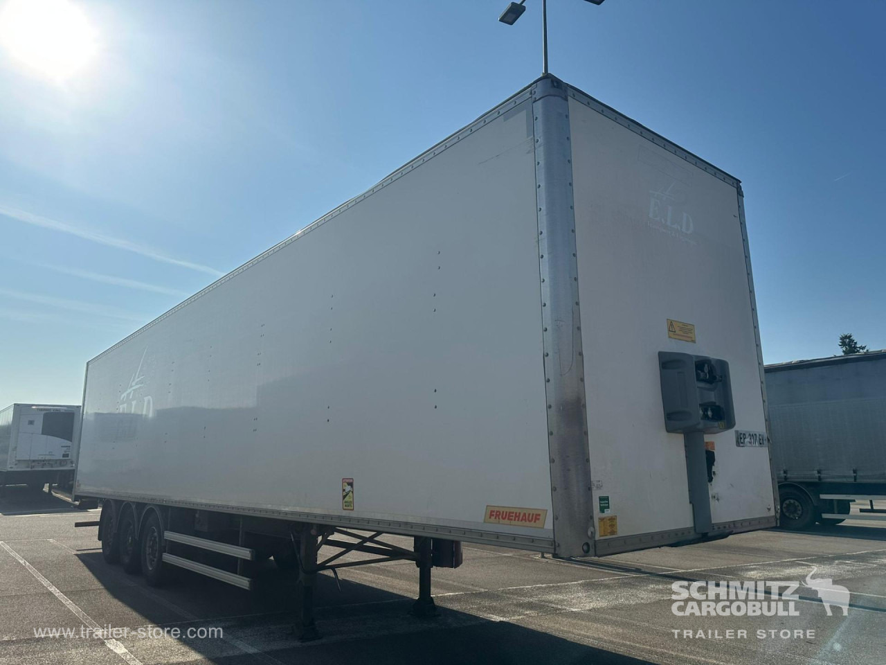 FRUEHAUF Dryfreight Standard Roller shutter door - Semi-remorque fourgon: photos 1 FRUEHAUF Dryfreight Standard Roller shutter door - Semi-remorque fourgon: photos 1